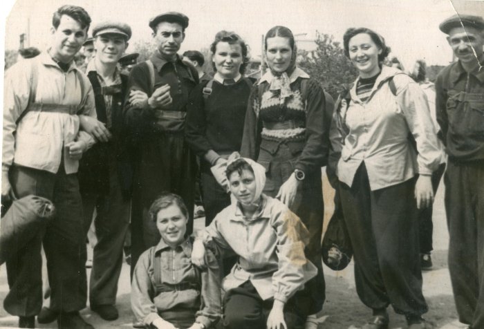 Комсомольцы Сталинского (в наст. вр. Центрального) района города Сталинграда перед туристическим походом